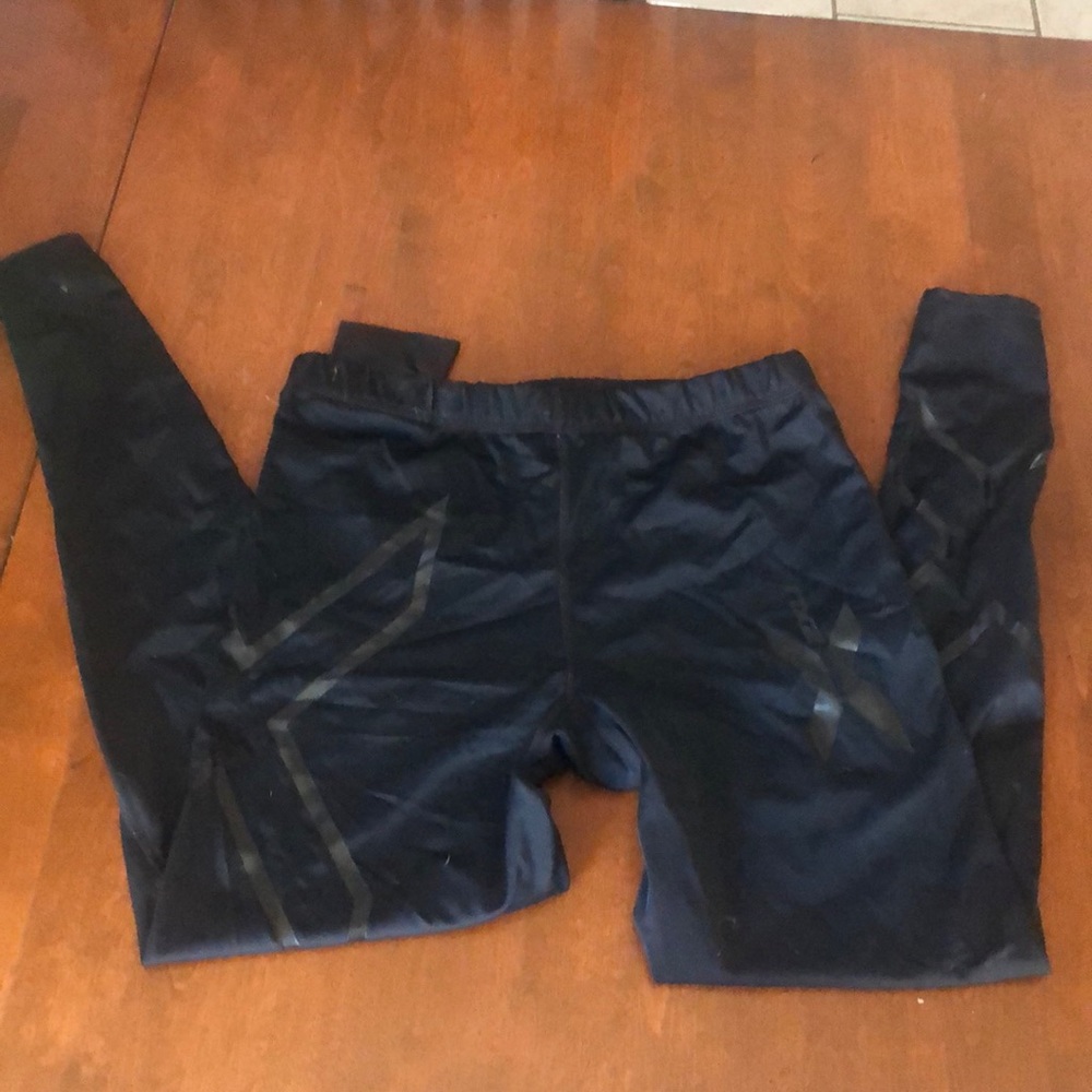 2xu compression tights.